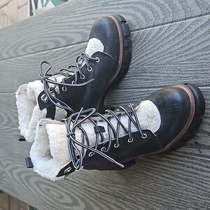MIA Women's Black Lug Sole Faux Shearling Platform Hiking Style Boots - size 8